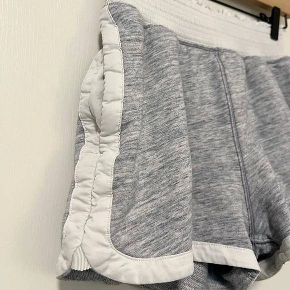 LULULEMON Cool & Collected Shorts 2.5” in Heathered Space Dyed‎ Nimbus - Picture 5 of 9